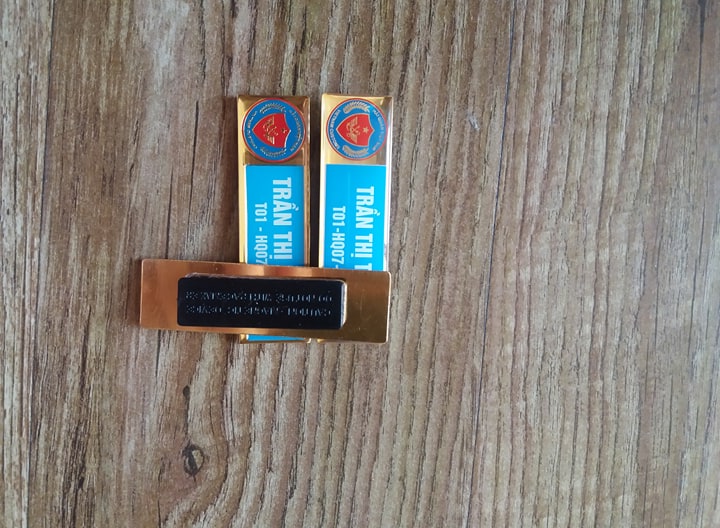 Thẻ tên nhân viên mạ vàng 24k đẹp